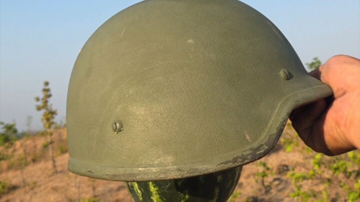 这顶防弹头盔能救下这颗西瓜吗？🍉🛡️