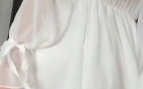 Bu Feiyan's Chinese voice: A loyal fan visits Bu Feiyan at home