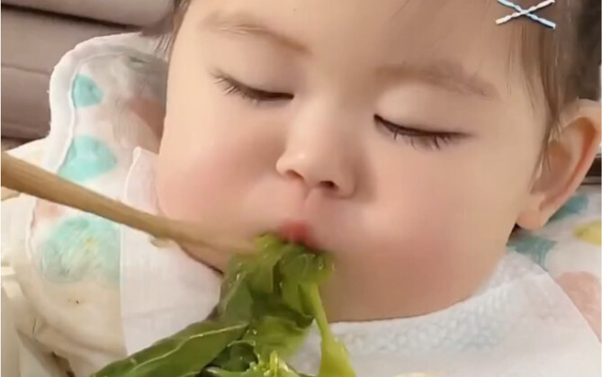 Bocah makan level maksimal, benar-benar mirip kelinci yang makan sayur hijau!