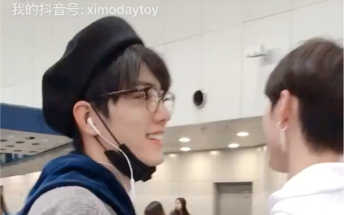 Xiao Zhan instinctively leans toward his teammates—so soft!