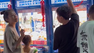 Bạn cứ đưa cho anh ấy luôn đi   Đang chơi gắp thú bông ở Phồn Đông Lai