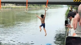 8岁小孩哥挑战吊环过河，峨眉山的猴子来了都得湿身