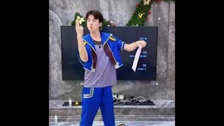唐舞麟徒手劈纸！他难道会功夫？ #斗罗大陆 #唐舞桐与唐老六 #小舞 #唐三