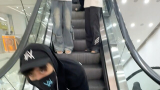 Jiahao and high school students suddenly appeared in the mall