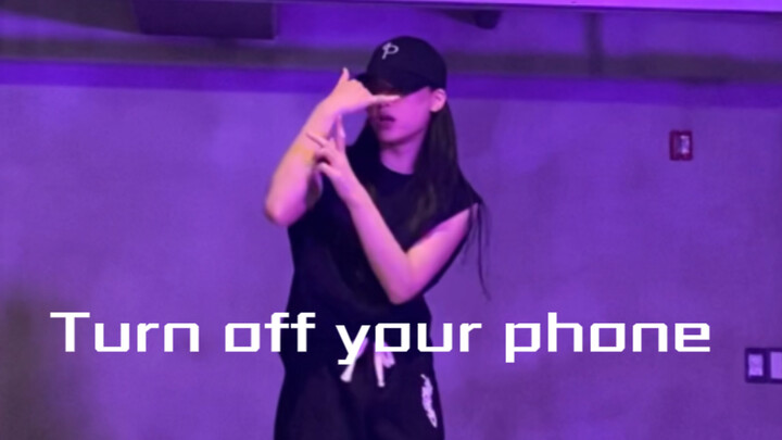 The girl danced to the point where her gender was questionable. Park Jae-Bum Turn off your phone