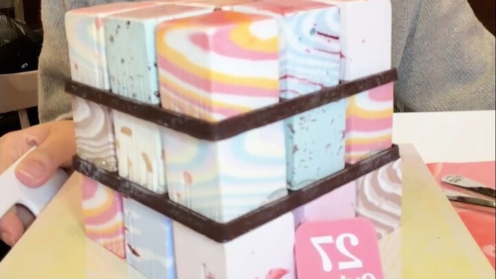 مثلّجات على شكل مكعب روبيك: كل قضمة لها نكهة مختلفة!