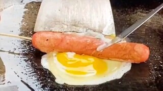 Tante, aku juga mau makan sosis bungkus telur