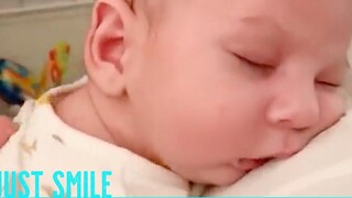 ปฏิกิริยาทารกที่น่ารักที่สุดเมื่อนวด - JustSmile