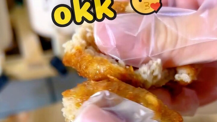 Dulu waktu kecil paling nanti-nantikan Lebaran, karena pas Lebaran Mama suka bikin bakso goreng.