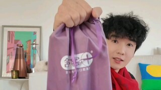 啊啊啊太羡慕宥鸣啦，不仅可以日常见肖战，还能收到肖战工作室诚意满满的新年礼盒，战战给的东西也太大方啦，我也好想要肖战的礼盒～