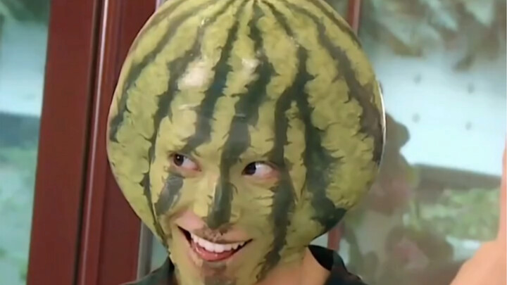 Mái tóc hình quả dưa hấu của Vương Hạc Đệ đúng là kiểu nhìn bao nhiêu lần cũng phải bật cười luôn ấy