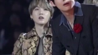 [BTS/Yoongi] Nghe tin đàn em mình giành giải Nghệ sĩ mới của MAMA, anh ngay lập tức chuyển từ bối rố