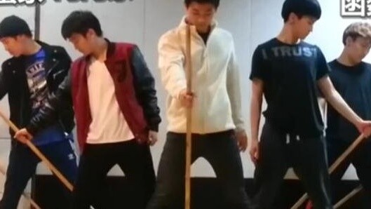 【SMTown】Para manajer menari mengikuti lagu Dream Girl (Para manajer kini dapat debut sebagai sebuah 