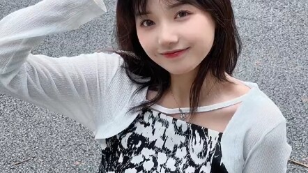 俯拍大法来啦，快让闺蜜给你拍～听说角度越刁钻 照片越好看哦