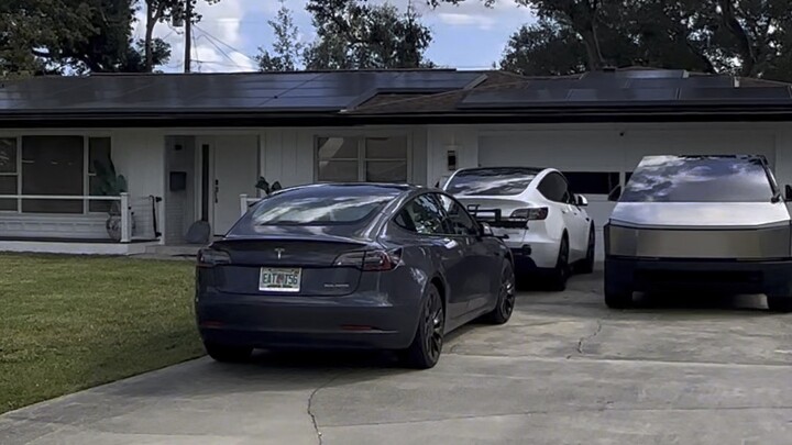 Musk có rất nhiều người hâm mộ ở Florida, Hoa Kỳ! Sự ủng hộ nên được trả tiền, và những gã nhà quê n