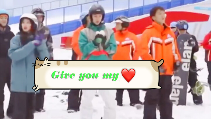 Saat Bermain Papan Luncur Salju, Si Manis Wang Memberimu Sebuah Hati.