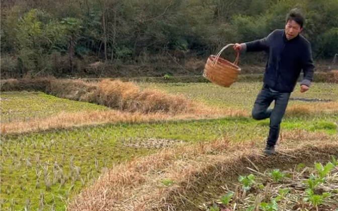 Giờ mình đã có 100.000 người theo dõi rồi, nên mình sẽ hát tặng các bạn một bài. Nếu giọng hát của m