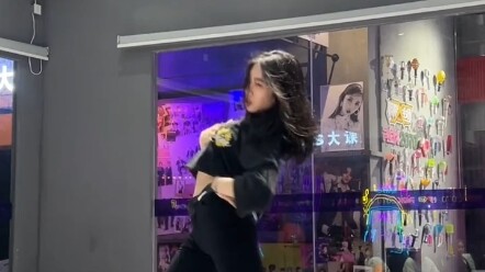 The dance is self-made by Sunmi Tail Ozgecaltakoglu, and there is no mirror in the choreography