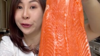 Hack baru makan salmon.. gimana rasanya nanti yaa?