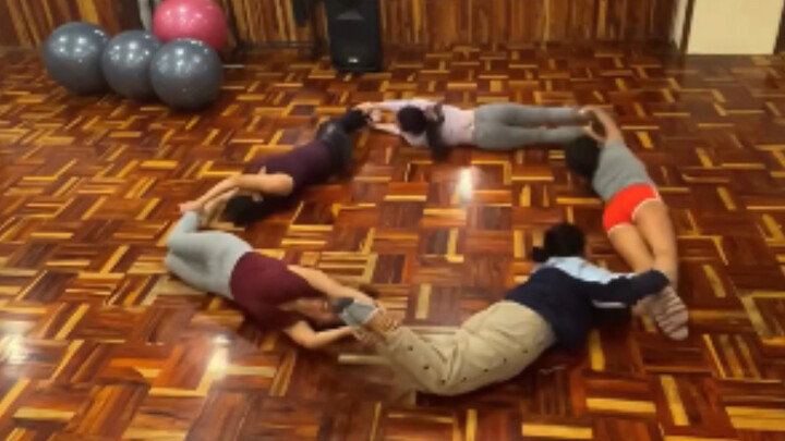 Gerakan mereka kompak banget, keren juga mainnya!