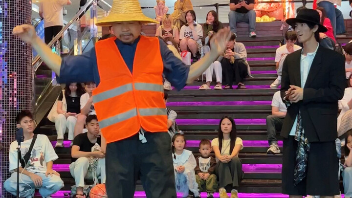 นึกว่าเป็นคุณลุงผ่านมา แต่พอเต้นทีเดียว ก็ข่มทั้งฮอลล์ไปเลย!