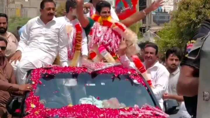 Juara Pakistan pulang ke rumah, diiringi oleh polisi dan militer Pakistan