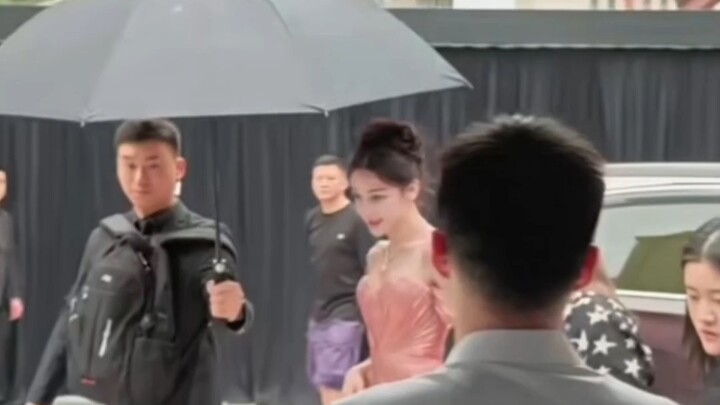 تعبير وجه المارة عندما يرون الحسناء يشبهني تمامًا!