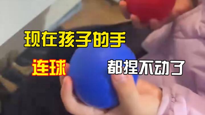 ครูเปียโนช็อกสุดใจเมื่อพบว่ามือเด็กสมัยนี้ยังบีบลูกบอลไม่ไหวเลย!