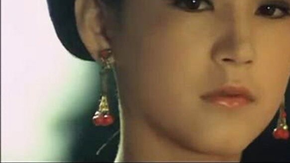 The young girl [Lin Qingxia] has appeared in both male and female ancient costume dramas, with a stu