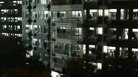 Sau khi S10 kết thúc, có người chơi suona trong ký túc xá nam.