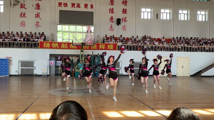 齐齐哈尔市第八中学“EBA”篮球联赛啦啦队表演