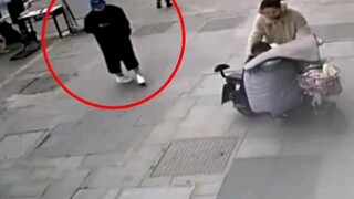 A thief stole a woman's phone in just 2 seconds while she was riding her bike and wasn't paying atte