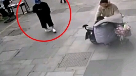 小偷趁女子骑车没注意，仅用2秒偷走其手机！