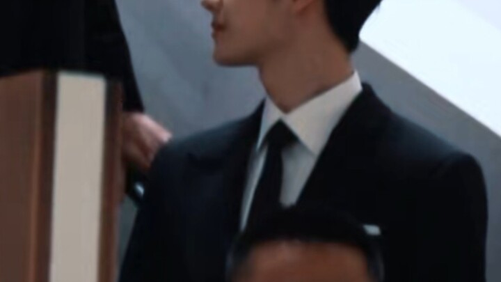What the?! Is he back to his prime?! He’s way too handsome!! He never even fell off in the first pla