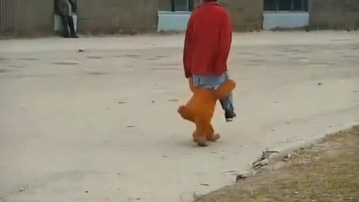 الدب: بليز، أنا مشغول جدًا! خلّي عنك الضحك، شو اللي يضحكك؟