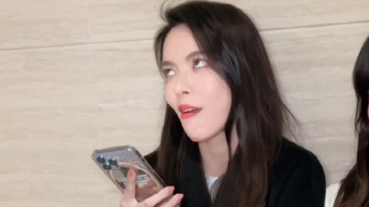 Có vẻ như mỗi động tác của cô ấy đều được thiết kế tỉ mỉ