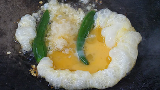 ข้าวผัดกุ้ง Nasi Goreng ข้าวผัดไข่เจียว / ข้าวผัดไข่ นาซีโกเร็ง - อาหารข้างทางของมาเลเซีย