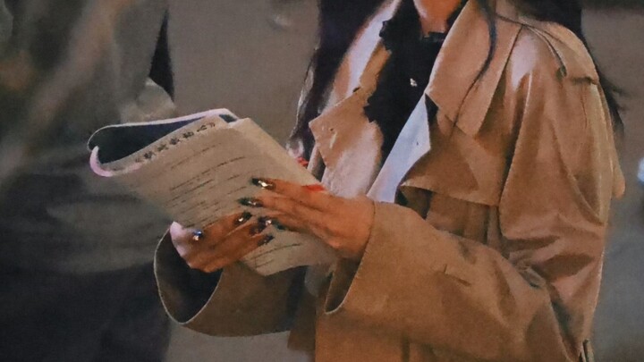 This is the first time I have seen a female idol with such a shiny manicure! The Queen of the Dark N