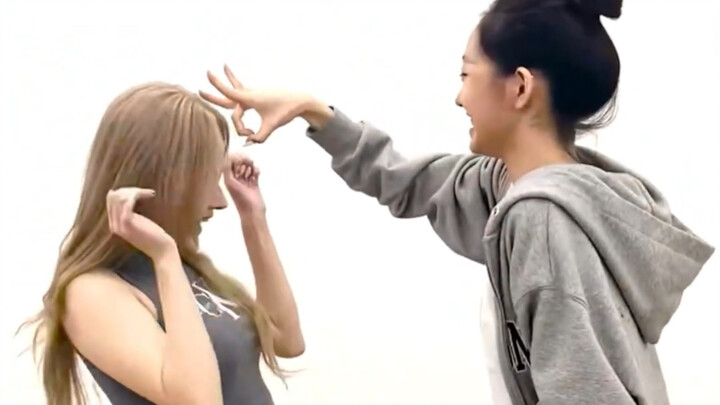 我愿称之为做challenge最搞笑的女团｜KISS OF LIFE Julie Belle的陀螺大对决