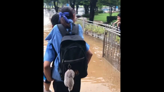 อย่าหาขี่หลังเพื่อนตอนน้ำท่วม555