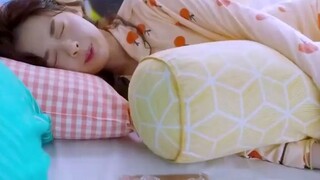 Seorang gadis mengalami mimpi erotis dengan bantal di antara kedua kakinya! Saatnya mencuci bantal