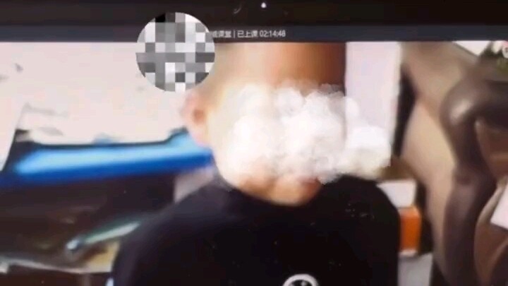 พี่ชายไปเข้าห้องน้ำระหว่างเรียนออนไลน์ แล้วให้น้องชายช่วยเรียนแทนจนถูกคุณครูจับได้ คุณครูเตือนว่า: ง