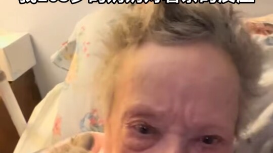 عندما سمعت الجدة البالغة من العمر ١٠٣ أعوام كلمة "بطاطس مقلية"، أشرقت عيناها. يا لها من جدة رائعة وش