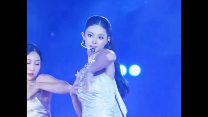 จื่อวีออกจาก JYP สวยขึ้นไปอีกขั้น — เทศกาลเบียร์และดนตรีเกาสง