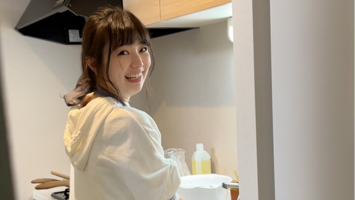 What’s it like to date a Japanese girl? (Doing the dishes)