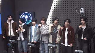 أول عرض إذاعي مباشر لأغنية الظهور الأولى لفرقة JYP الجديدة للرجال KickFlip بعنوان Mama Said