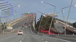 คนขับ: สะพานนี้กำลังจะพังแล้ว ฉันไม่ได้ล้อเล่นนะ!