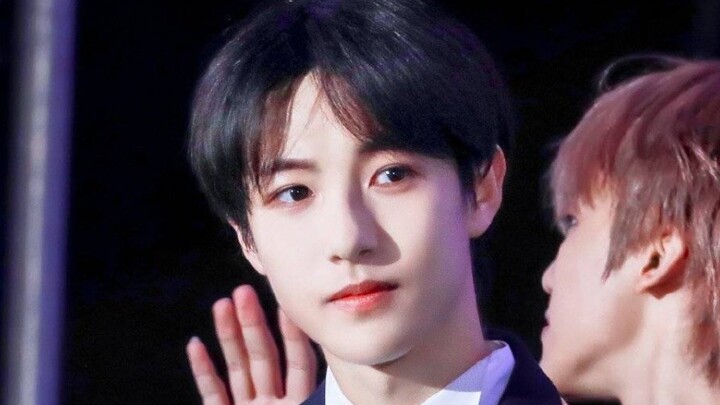 [Huang Renjun] Now THIS is true wholesome angling charm—anyone who sees it has to say that this “lit