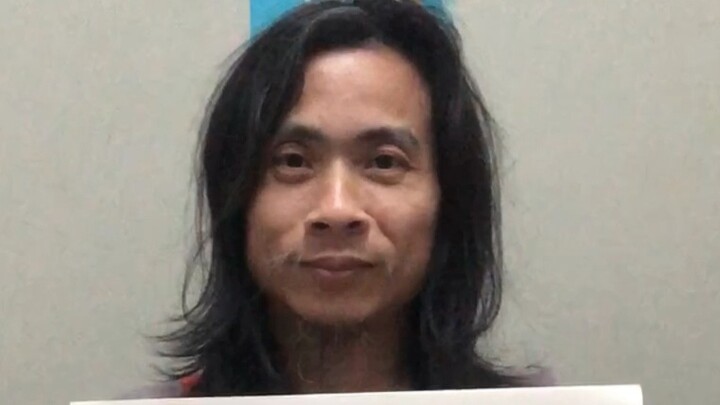 Memegang kertas, menggambar Serigala Abu-abu