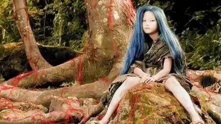 Cặp chị em sinh đôi dính liền có ngoại hình kỳ lạ: em gái thực ra mọc ngay trong mái tóc của chị gái